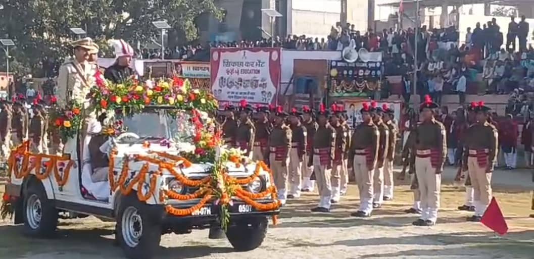 गुमला: डीसी ने परमबीर अल्बर्ट एक्का स्टेडियम में किया झंडोत्तोलन, शहरवासियों को दी शुभकामनाएं