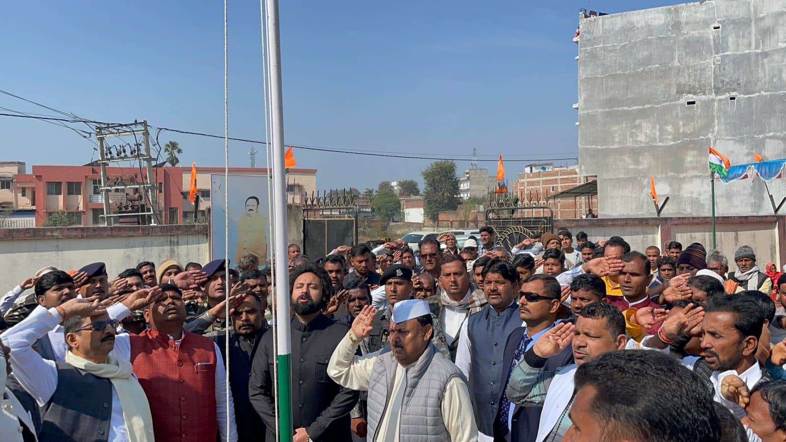 पलामू : NCP प्रदेश अध्यक्ष कमलेश सिंह ने हुसैनाबाद में किया ध्वजारोहण, गणतंत्र दिवस की दी बधाई