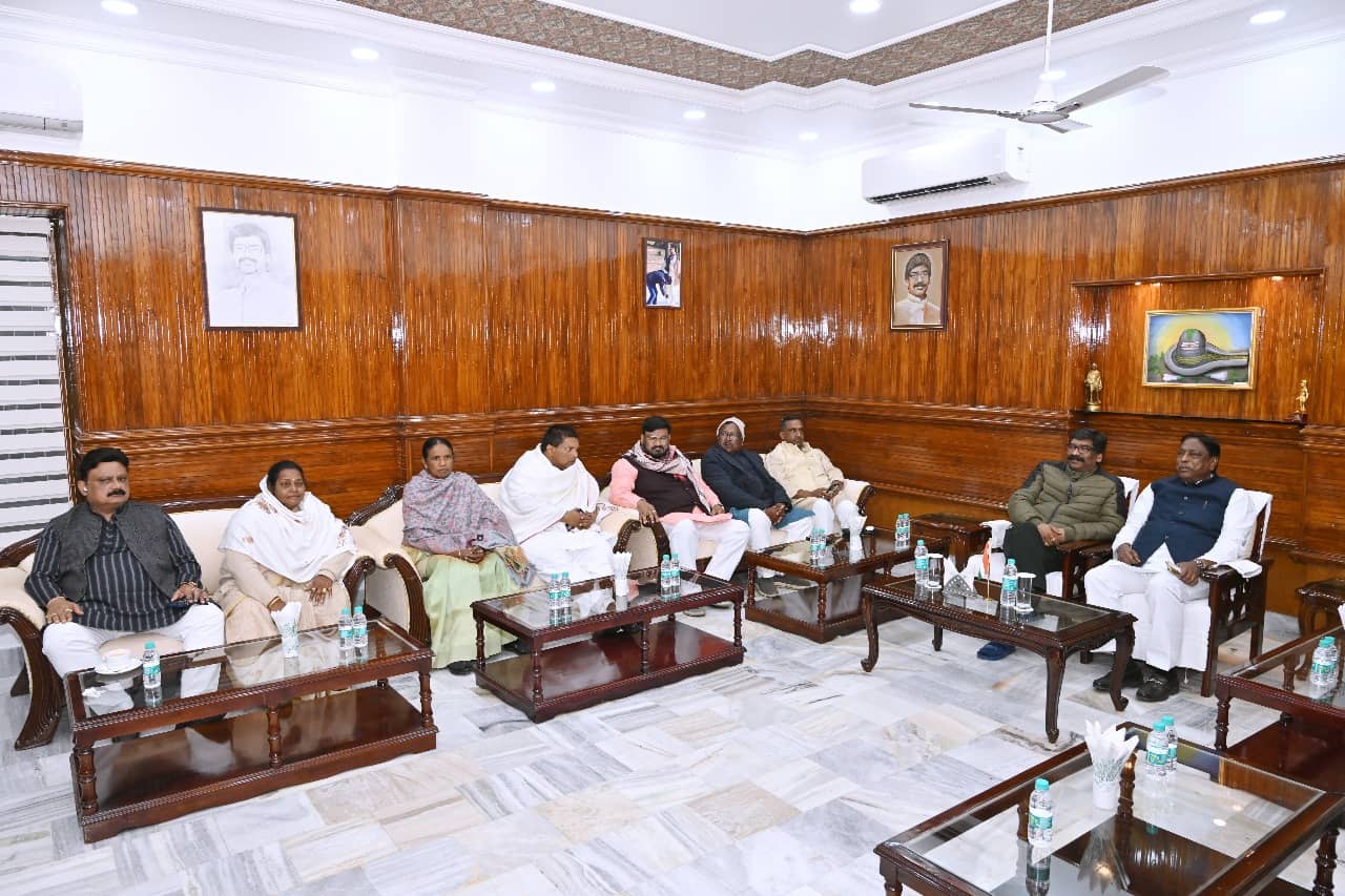 विधायक दल की बैठक खत्म, नहीं पहुंचे चार विधायक, बाकी विधायकों ने समर्थन पत्र पर किया हस्ताक्षर