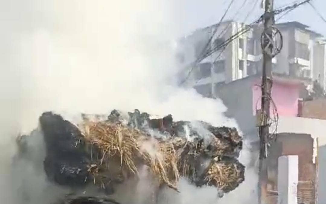 जमशेदपुर:पुआल लदे वाहन में लगी आग, धू-धू कर जला सारा पुआल, पढ़ें आग की वजह