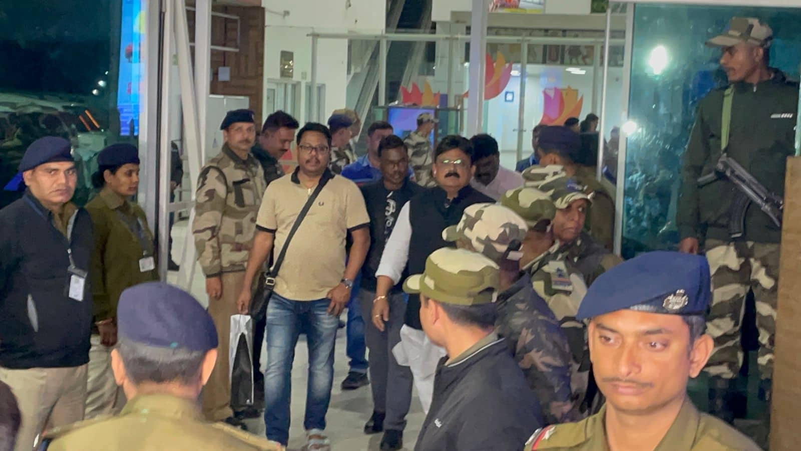 Big Breaking : हैदराबाद से रांची पहुंचे महा गठबंधन के विधायक, कल का दिन बेहद महत्वपूर्ण विधानसभा में होना है सरकार के पक्ष में फ्लोर टेस्ट