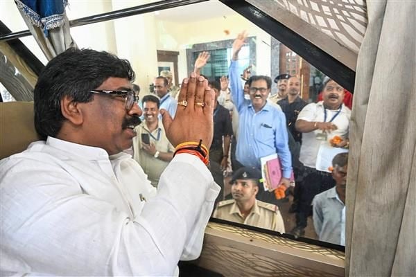 गिरफ्तार होते ही सोशल मीडिया पर हीरो बने हेमंत ! सोशल हैंडल पर 15 दिन में बढ़े लाखों फॉलोवर्स