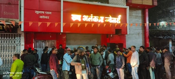 Garhwa : ज्वेलरी दुकान में 1.5 करोड़ की लूट, ग्राहक बनकर आए अपराधियों ने की फायरिंग