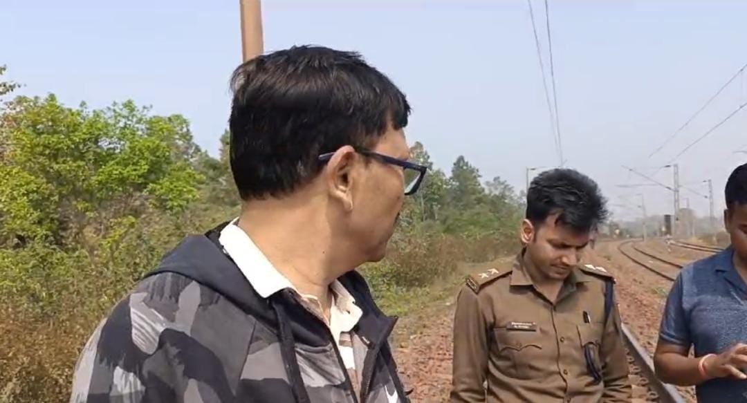 चाईबासा से बड़ी ख़बर : तालाबुरू रेलवे स्टेशन के समीप 4 चार शव मिलने से हड़कंप! मृतकों में महिला पुरुषों और दो बच्चें शामिल, हत्या या आत्महत्या में जांच में जुटी पुलिस