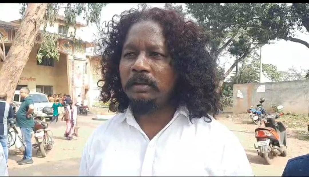 सरायकेला:कांड्रा रेलवे ब्रिज के समीप रैयती जमीन पर हो रहा है अवैध निर्माण, कार्य को रोकने के लिए पीड़ित ने अंचल अधिकारी को सौंपा ज्ञापन