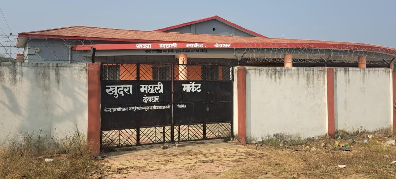 नशेड़ियों का अड्डा बना देवघर का खुदरा मछली मार्केट! 2 करोड़ की लगात से हुआ था निर्माण, पढ़ें क्यों 4 साल से मछली विक्रेता नहीं दिखा रहे दिलचस्पी