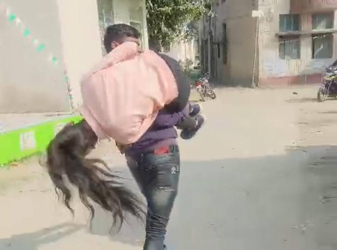 इंस्टाग्राम पर प्यार चढ़ा परवान, फिर बीच सड़क हाई वोल्टेज ड्रामा, गर्लफ्रेंड को कंधा पर उठाकर भागा प्रेमी