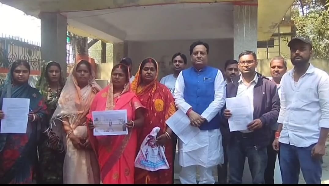 फिर विवादों में घिरे विधायक ढुल्लू महतो,ग्रामीणों ने लगाया जबरन मंदिर के लिए जमीन दान करने का दबाव बनाने का आरोप, पढ़ें पूरा मामला