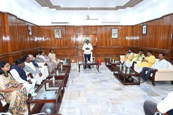 शिबू नहीं सीएम चंपाई की अध्यक्षता में झामुमो केंद्रीय कार्यकारिणी की बैठक, लोबिन और बैद्यनाथ हुए शामिल, हेमंत को लेकर मंत्री मिथिलेश ने कह दी बड़ी बात