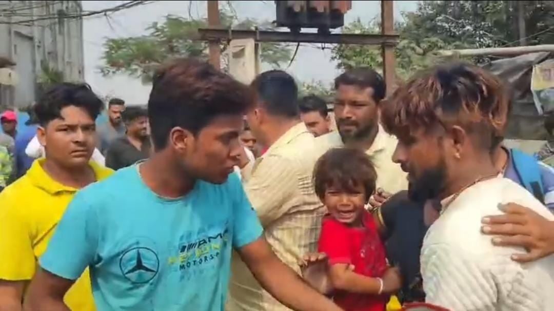 सरायकेला:चोरी के मोबाइल की खरीद बिक्री करनेवाले को लोगों ने जमकर पीटा, फिर किया पुलिस के हवाले, पढ़ें मामले में क्या कहती है पुलिस