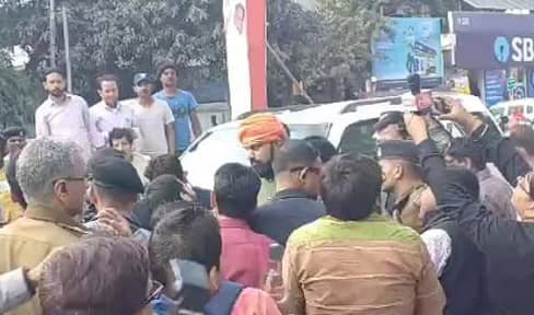 बिहार के उप मुख्यमंत्री सम्राट चौधरी की गाड़ी के आगे युवती ने लगाई छलांग, सड़क पर मची अफरा-तफरी, पढिए आखिर लड़की ने ऐसा क्यों किया