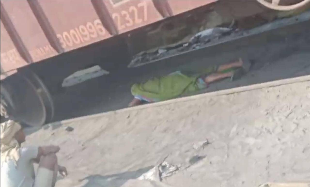 बुजुर्ग महिला ने मौत को दी मात! रेलवे ट्रैक पार करते समय अचानक ट्रेन आई तो पटरी के बीचो बीच लेट गई, देखिए वीडियो