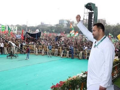 इधर चला, मैं उधर चला, जाने कहां मैं किधर चला, कुछ इसी अंदाज में पाला बदलते हैं चाचा नीतीश! जनविश्वास रैली से तेजस्वी की हुंकार, 2024 में जदयू खत्म