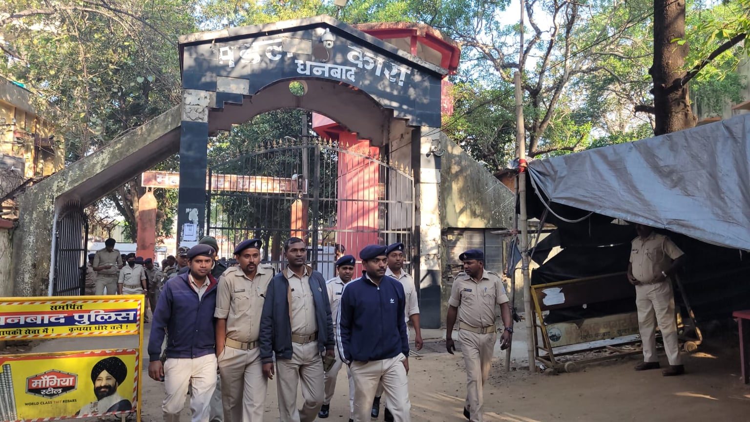 BIG BREAKING: तड़के सुबह धनबाद जेल में पुलिस की छापेमारी, कैदियों में मचा हड़कंप , पढ़ें छापे की असली वजह