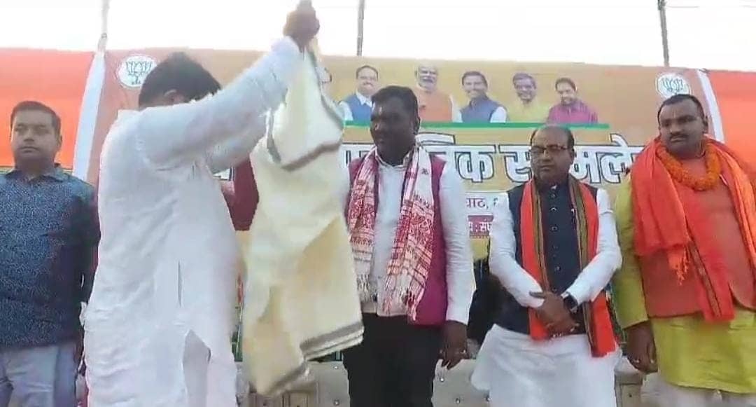 जमशेदपुर:बीजेपी की विशाल सम्मेलन में पहुंचे अमर बाउरी, पीएम का किया गुणगान, लोगों से विद्युत वरण महतो को जीताने की अपील की