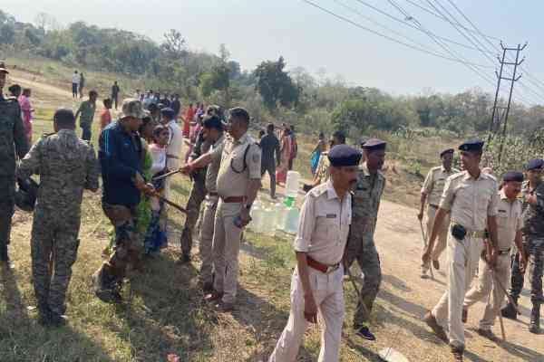 Dhanbad Breaking : पुटकी का भागा बांध:पुलिस और महिलाओं में तनातनी के बाद चार नकाबपोश कस्टडी में,हथियार भी बरामद