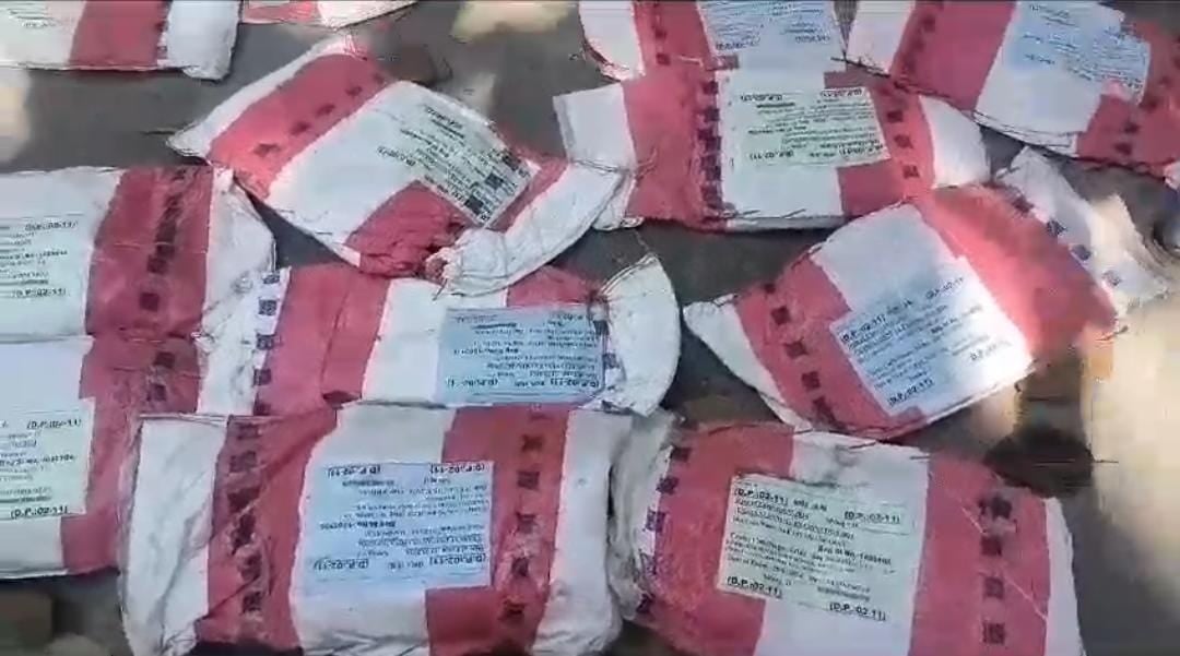 बिहार में के के पाठक के रहते ये क्या! खुले आसमान के नीचे कचरे की तरह पड़ा है प्रश्नपत्रों का बंडल , सूबे में कल से होनी है 9वीं और 11वीं की परीक्षा