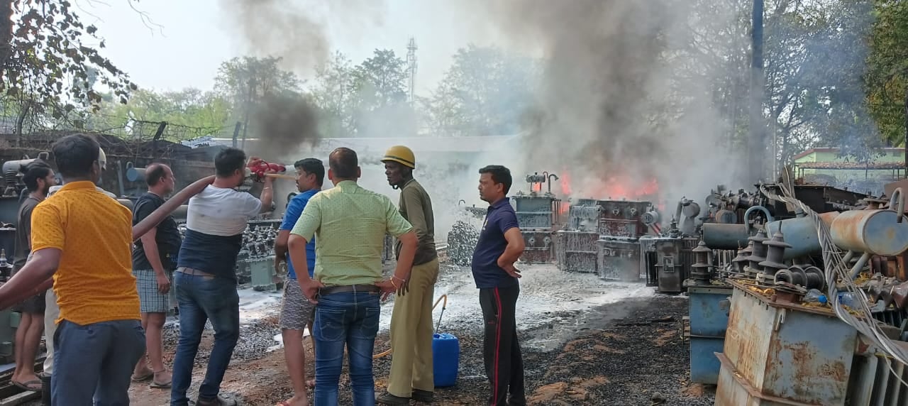 बिजली विभाग के गोदाम में लगी आग, इलाके में मची अफरा-तफरी, जानिए आगे फिर क्या हुआ