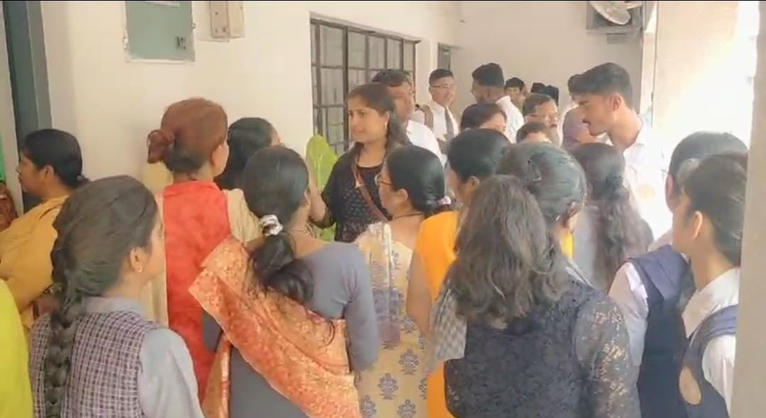 जमशेदपुर:राजेंद्र विद्यालय में परिजनों ने घंटों काटा बवाल, पढ़ाई में लापरवाही बरतने के आरोप में किया हंगामा, पढ़ें क्या है मांग