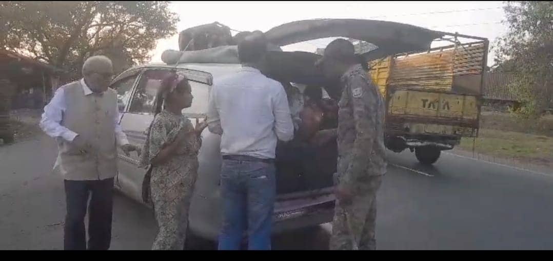 BREAKING : धनबाद के मैथन चेकपोस्ट पर पुलिस ने कार से बरामद किए दस लाख रुपए,चल रही है जांच