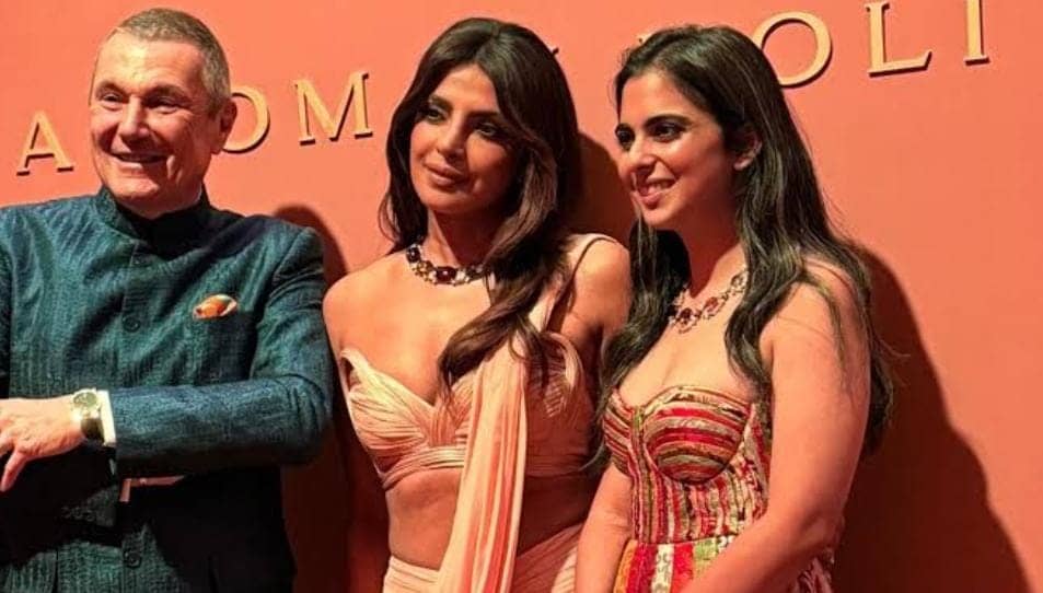 ईशा अंबानी के होली जश्न में देसी गर्ल ने लूटी महफिल, साड़ी लुक में बला की खूबसूरत लगी प्रियंका चोपड़ा, फोटो और वीडियो वायरल