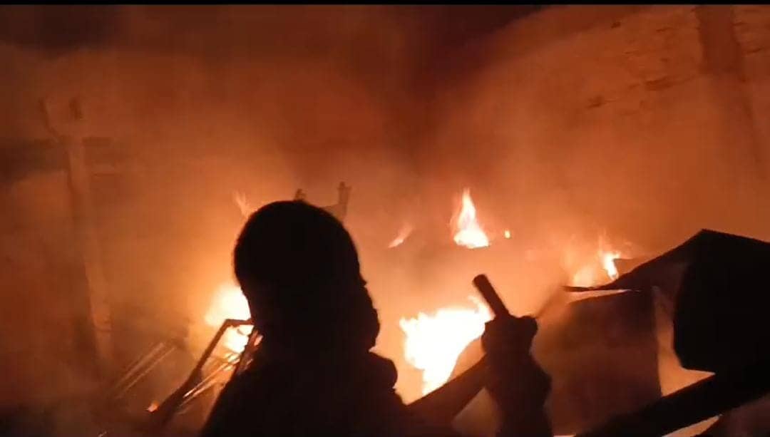 बेगूसराय के टेंट पंडाल में लगी भीषण आग, 30 लाख से अधिक की संपत्ति जलकर राख 