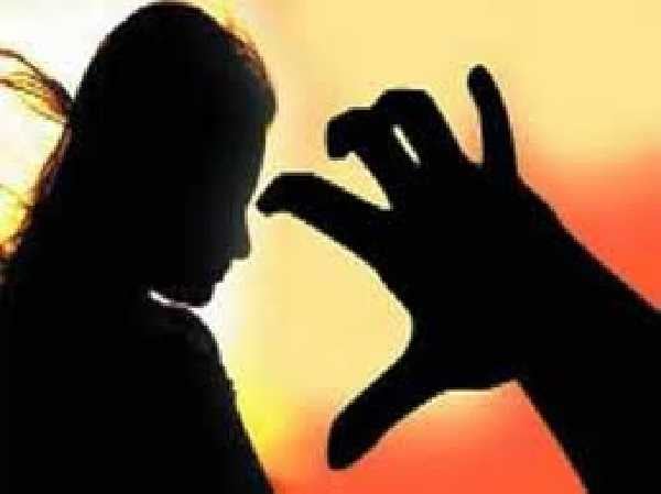 DHANBAD: गुरु शिष्य के पावन रिश्ते को कलंकित करने वाला तो पुलिस हिरासत में पहुंच गया लेकिन छात्रा की हिम्मत की भी देनी होगी दाद, पढ़िए पूरा मामला