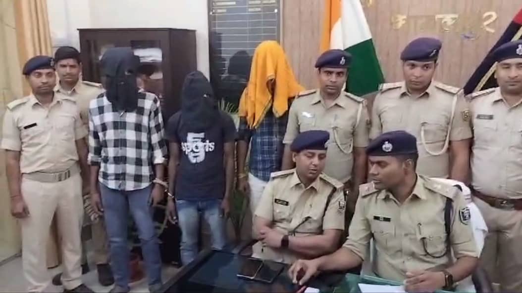 भागलपुर पुलिस की बड़ी कार्रवाई, ब्राउन शुगर समेत हथियार के साथ तीन आरोपी गिरफ्तार
