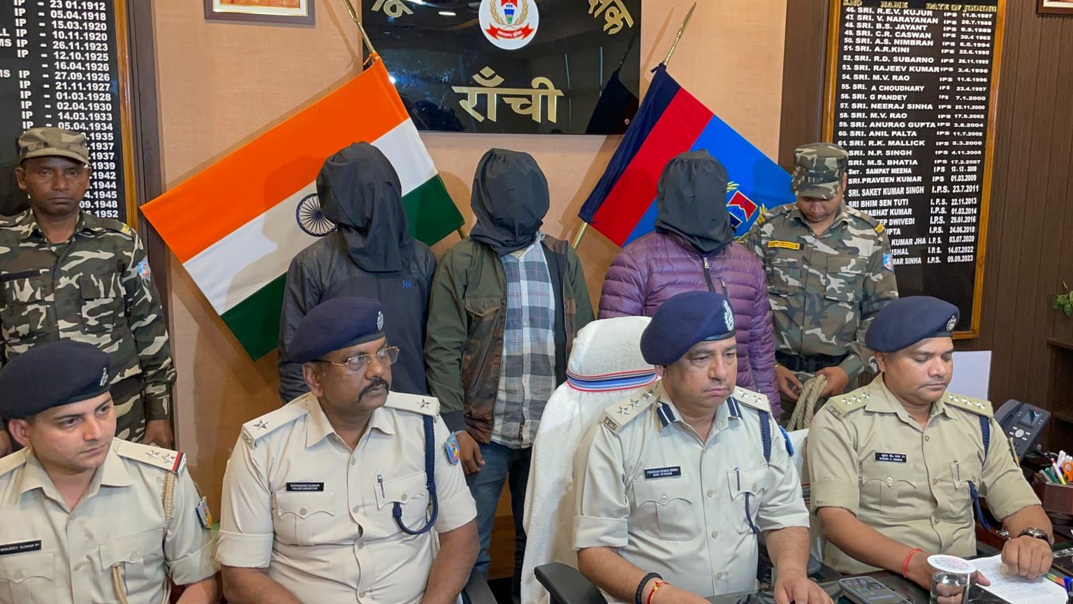 ALERT : रांची शहर में कंगन गिरोह का दस्तक , हो जाए सावधान ! क्योंकि सड़क पर पड़े जेवर उठाते ही हो जाता है बड़ा खेल