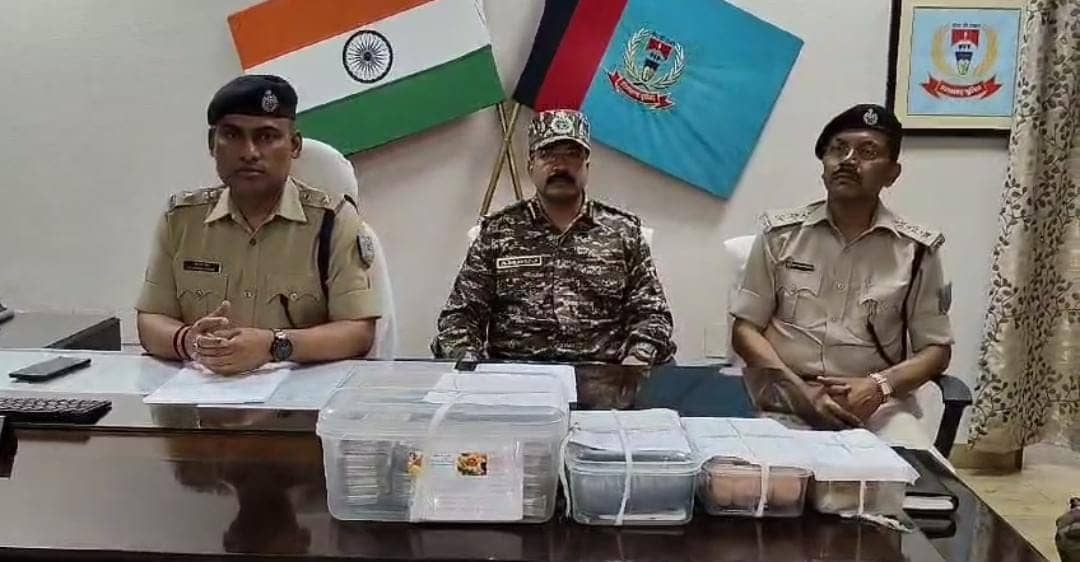 चाईबासा पुलिस की बड़ी सफलता, लेवी के 10 लाख रुपये के साथ रसीद बरामद