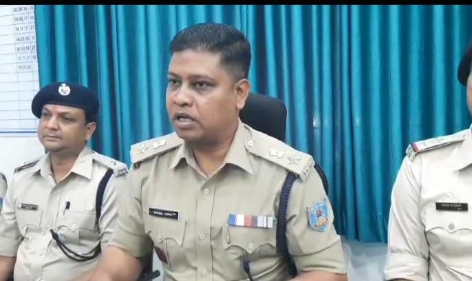 सरायकेला:हत्या की योजना बनाते दो हिस्ट्रीशीटर अपराधी गिरफ्तार, रवि शर्मा हत्याकांड मामले में आरोपी है मुरारी सिंह, पढ़ें पूरा मामला