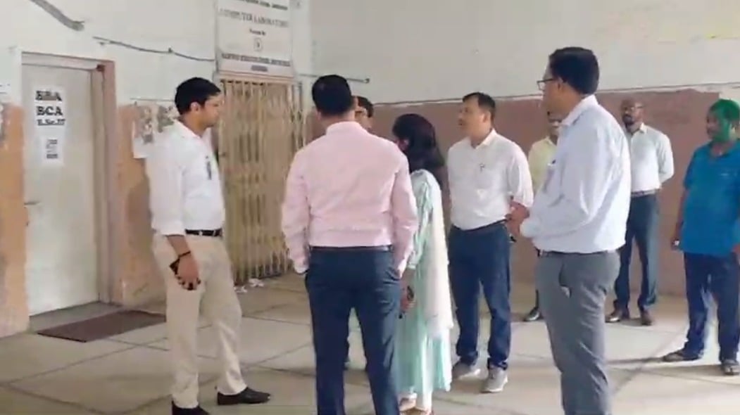लोकसभा चुनाव की तैयारियों में जुटा जमशेदपुर जिला प्रशासन, डीसी ने स्ट्रॉन्ग रुम का लिया जायजा