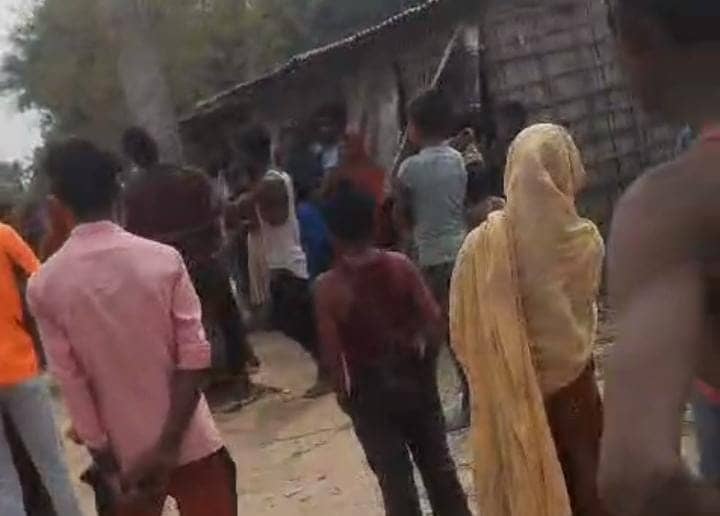 अररिया: जमीन विवाद में बिजली के खंभे में बांधकर युवक की पिटाई, वीडियो वायरल, पढ़ें पुलिस ने मामले पर क्या कहा