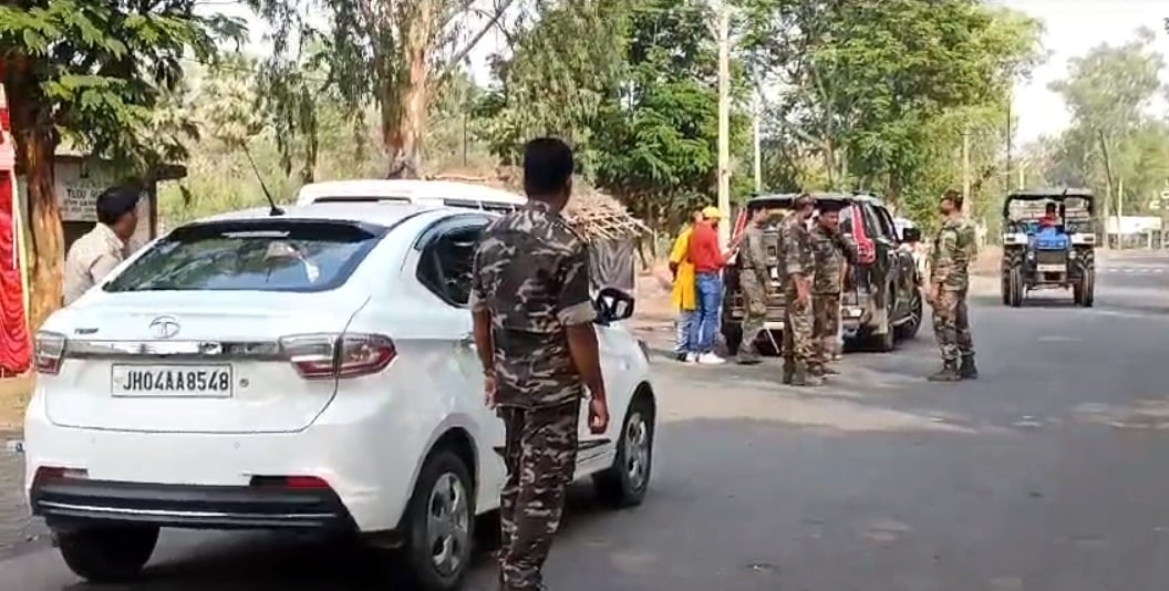 शिकारीपाड़ा चेक नाका पर वाहन से जब्त की गई राशि, पश्चिम बंगाल से झारखंड आ रही थी कार