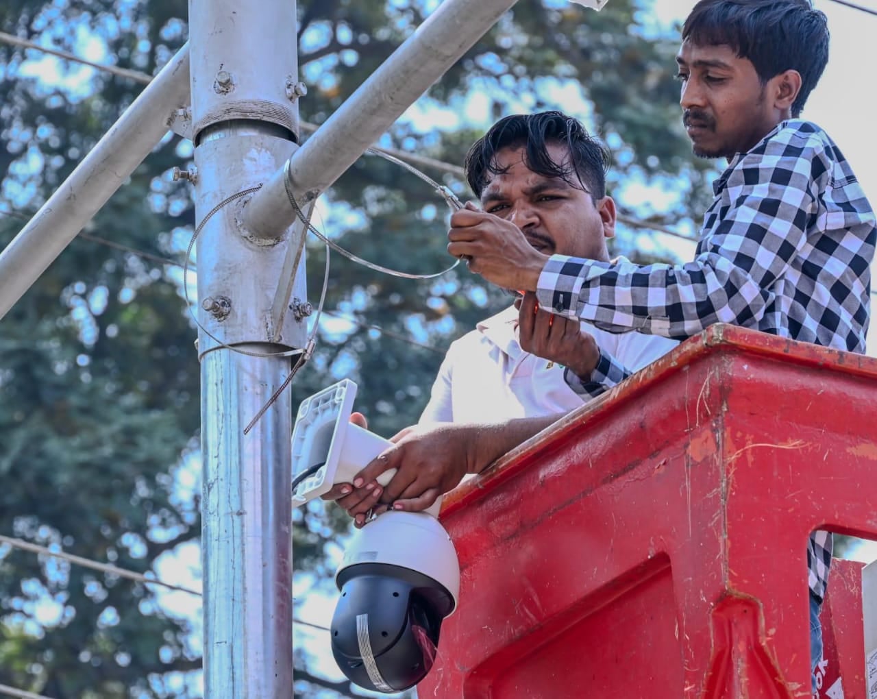 बाबानगरी में जगह-जगह लगे हाई सिक्युरिटी कैमरे, अब तीसरी आंख से नहीं बच पायेंगे ट्रैफिक रुल तोड़नेवाले, और असामाजिक तत्व