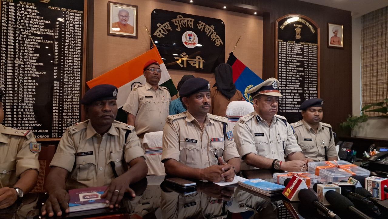 Ranchi Crime News : किसी बड़े वारदात को अंजाम देने के फिराक में थे अपराधी, पुलिस ने पिस्टल सहित दो को दबोचा