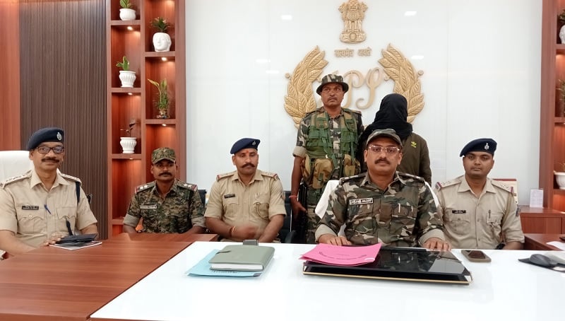 लातेहार: लोकसभा चुनाव से पहले पुलिस को मिली बड़ी कामयाबी, 5 लाख के इनामी नक्सली कमांडर नेशनल भोक्ता को दबोचा