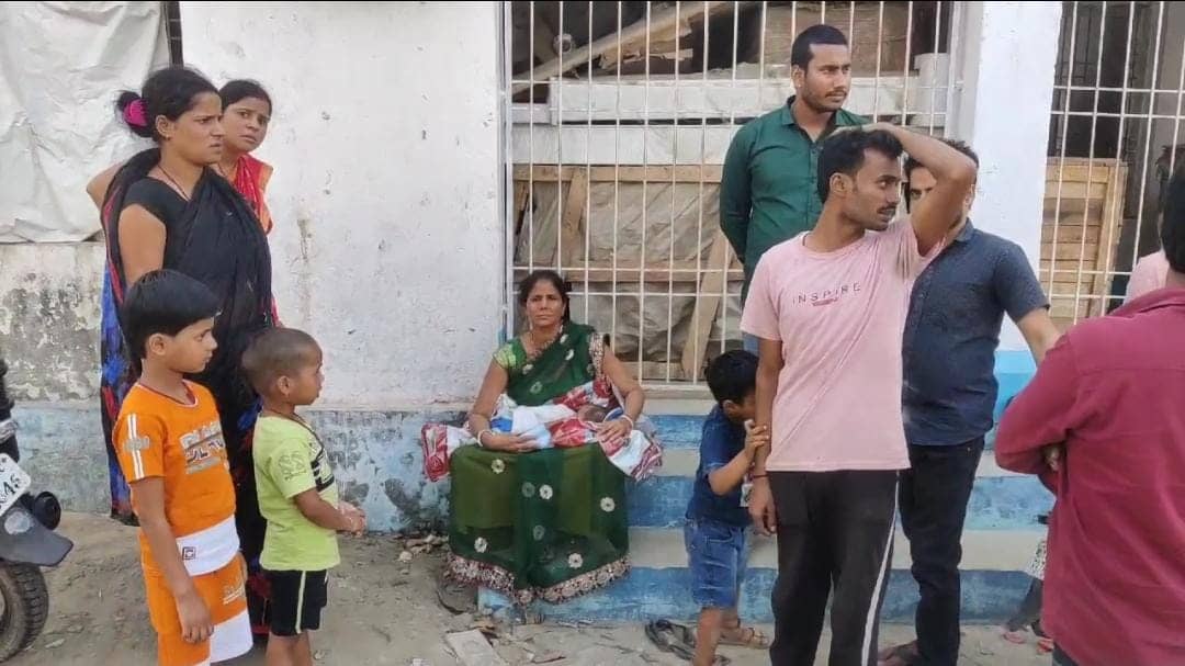 Bihar News: वैक्सीनेशन के बाद डेढ़ महीने की बच्ची ने तोड़ा दम, तो आक्रोशित परिजनों ने सदर अस्पताल में जमकर किया हंगामा