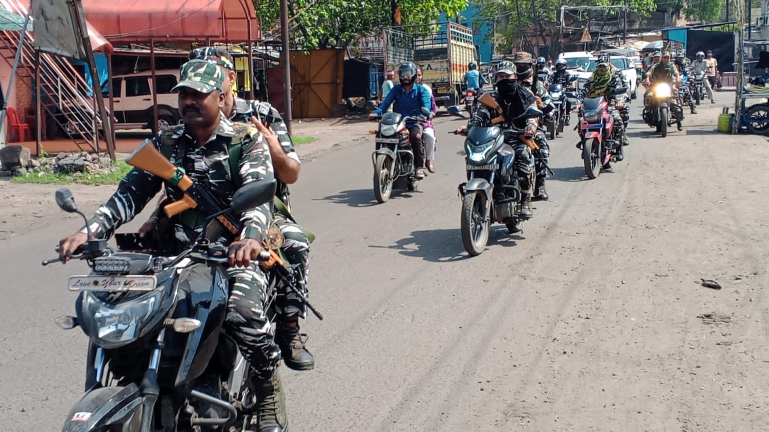 DHANBAD: चुनाव में गड़बड़ी करने वालों पर है पुलिस की पैनी नज़र, फ्लैग मार्च निकालकर लोगों को ले रही भरोसे में