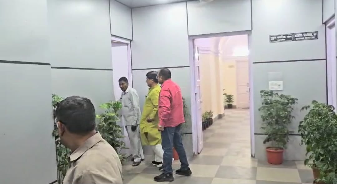 Big Update : गिरिडीह सीट पर बड़ा खेल ! भाजपा को झटका दे सकते है रविंद्र पांडे, कांग्रेस दफ्तर में देखे गए पूर्व सांसद