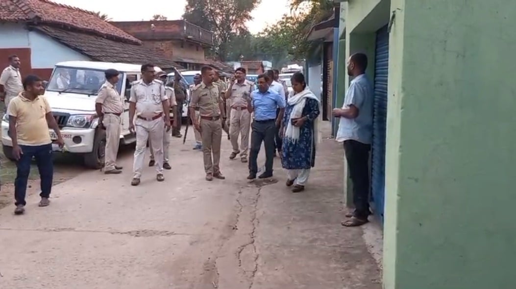 SARAIKELA: उत्पाद विभाग की बड़ी कार्रवाई, सैकड़ों लीटर अंग्रेजी शराब के साथ तीन गिरफ्तार