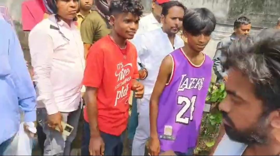 जमशेदपुर: नशे की हालत में ऑटो चलाना पड़ा मंहगा, लोगों ने पकड़कर पीटा, फिर पुलिस को सौंपा