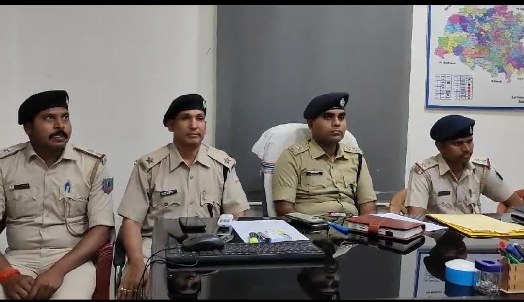 देवघर: कुख्यात आशीष मिश्रा गिरोह के तीन सदस्य गिरफ्तार, अवैध हथियार और गोली बरामद