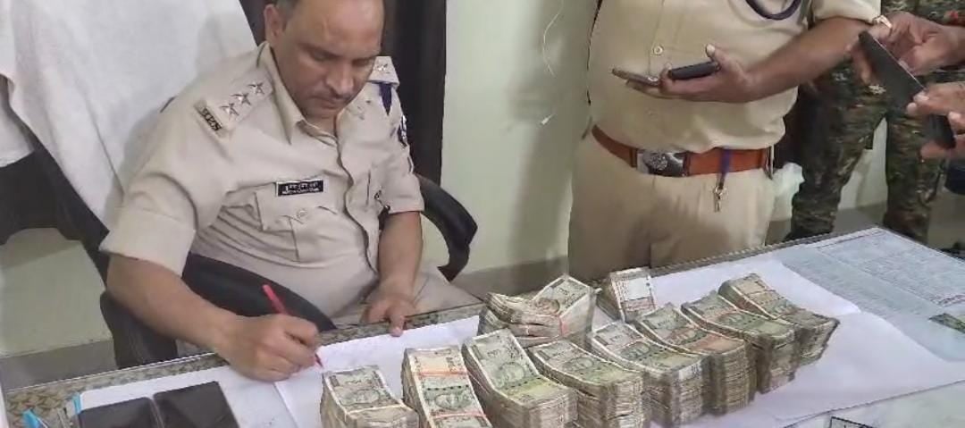 Crime News Bihar : वाहन जांच के दौरान 22.66 लाख नगद और डेढ़ किलो चांदी के जेवर बरामद, एक हिरासत में