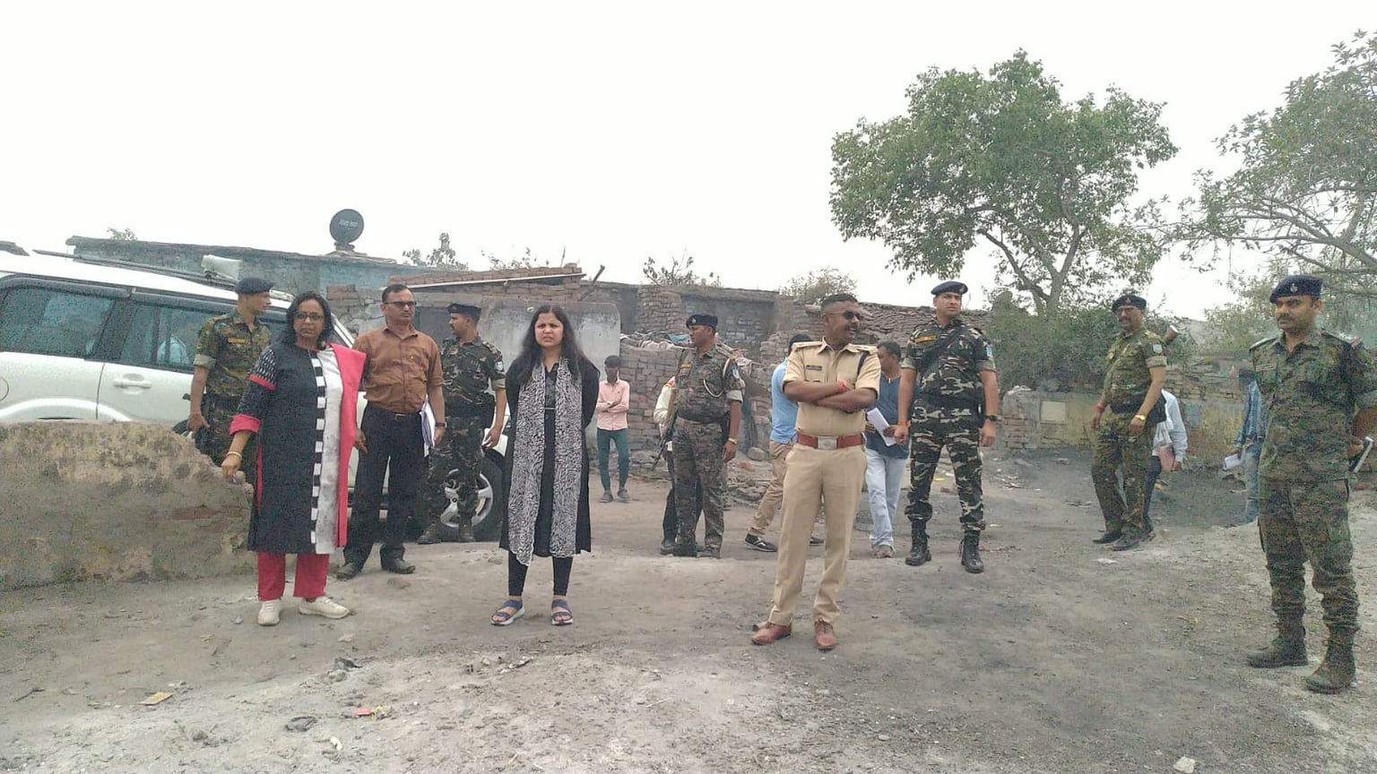 झरिया के अग्नि प्रभावित इलाके के मतदान केंद्र सुरक्षित हैं या नहीं, अधिकारियो ने की जाँच