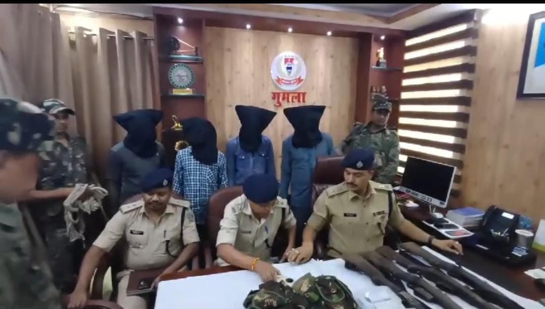 गुमला:हथियार के साथ चार टीएसपीसी उग्रवादी गिरफ्तार, पुल निर्माण में लगे मजदूरों से लेवी को लेकर करते थे मारपीट