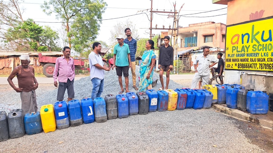 पानी नहीं तो वोट नहीं! जमशेदपुर में पानी को लेकर हाहाकार, स्कूल छोड़कर पानी के लिए भटकने को मजबूर है बच्चे, पढ़ें आक्रोशित लोगों ने क्या कहा