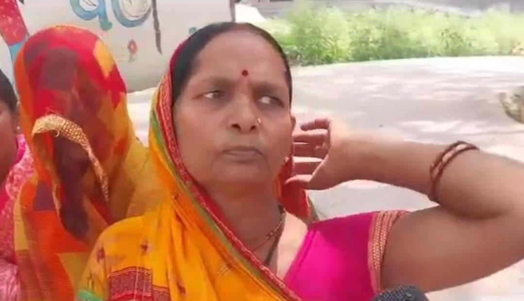 बिहार के इस बालिका विद्यालय में छात्राओं को परोसा जाता है कीड़ा वाला खाना! छात्रा की मौत के बाद फूटा परिजनों का गुस्सा