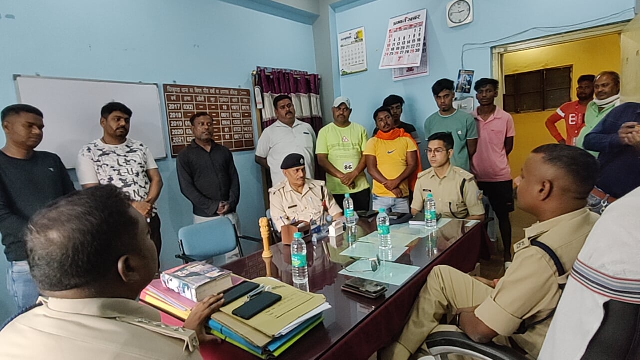 DHANBAD: एसएसपी व ग्रामीण एसपी पहुंचे चिरकुंडा, जानिए अलर्ट मोड में रहने को क्यों कहा