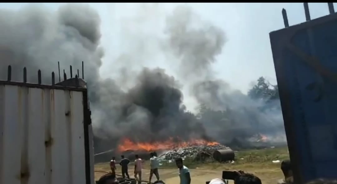 धनबाद में फिर दिखा आग का रौद्र रूप, एलएनटी के स्टोर में भड़की आग